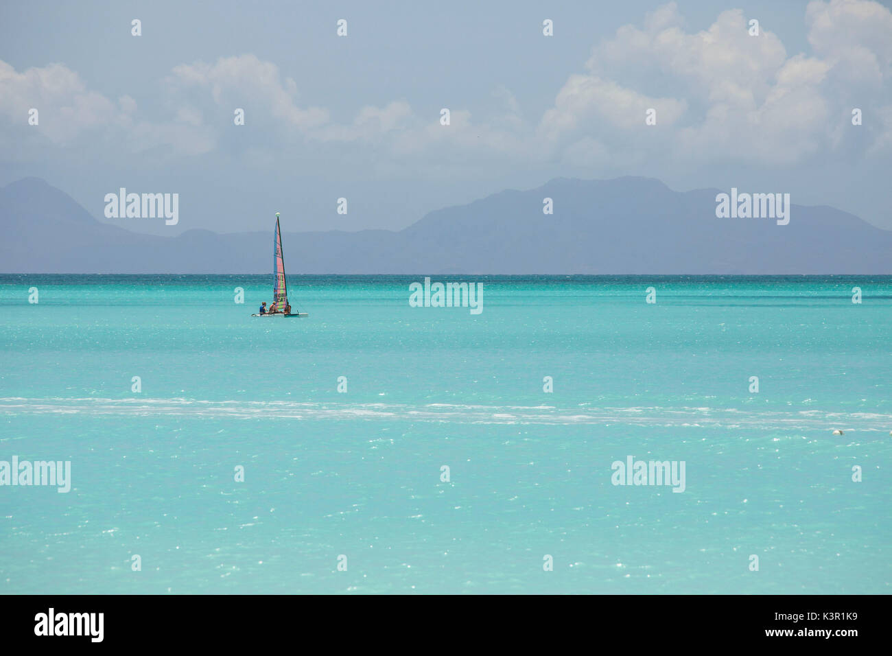 Un catamarano nelle acque cristalline del Mar dei Caraibi Il Jolly Beach Antigua e Barbuda Isola sottovento West Indies Foto Stock