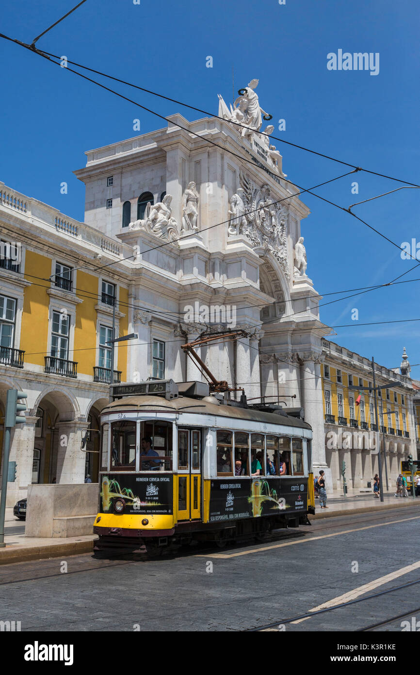 Un tipico tram passa dallo storico Praca do Comercio piazza vicino al fiume Tago a Lisbona Estremadura Portogallo Europa Foto Stock