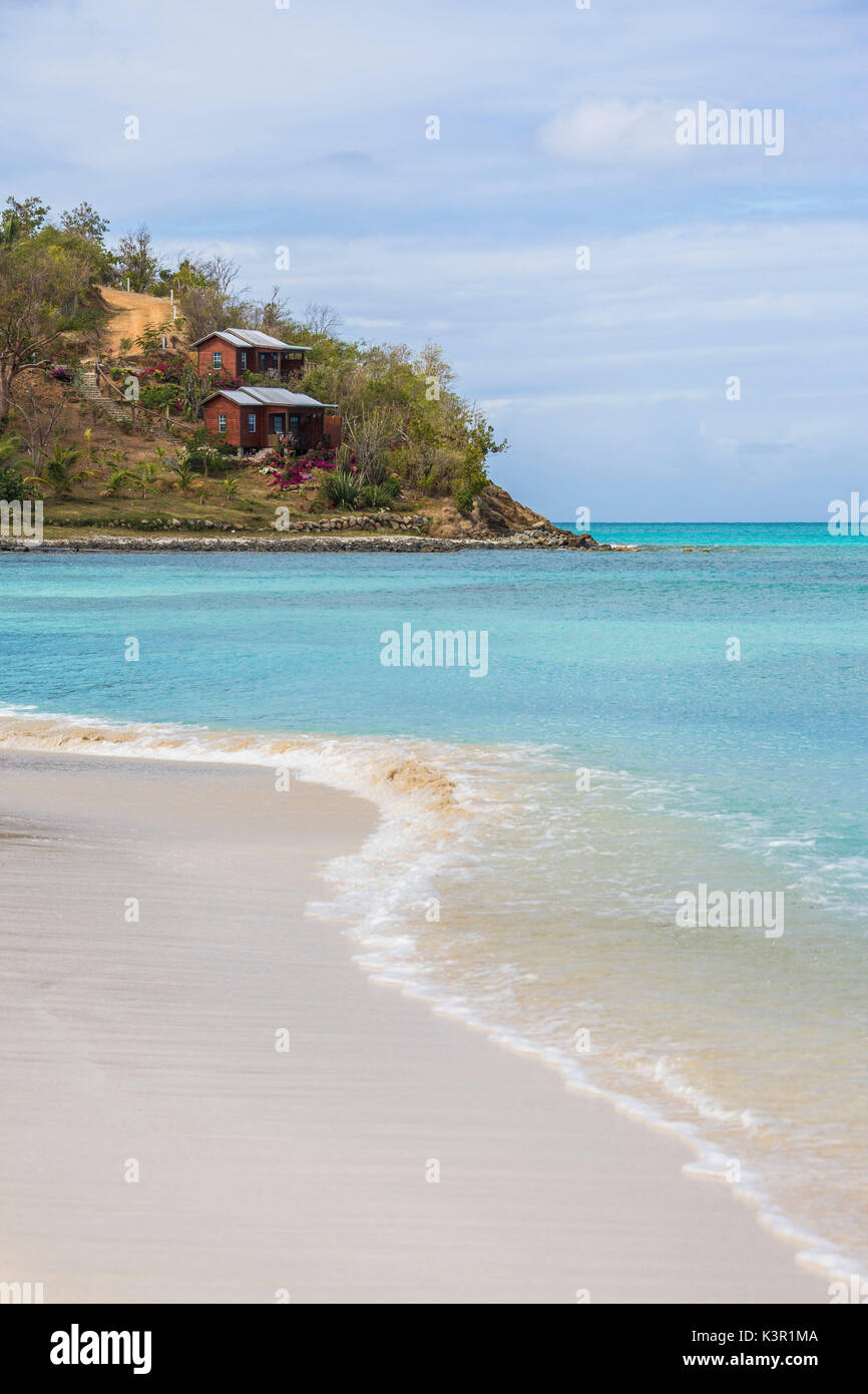 La sabbia fine e acque turchesi del Mar dei Caraibi Ffryes Beach le roccie Antigua e Barbuda Isola sottovento West Indies Foto Stock