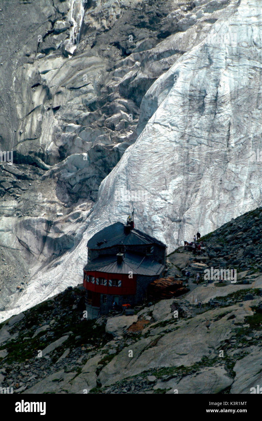 In una delle più belle regioni del mondo, lo svizzero Engadin, la Chamanna Coaz è situato a 2610 m / 8563 piedi nel mezzo delle maestose cime del Bernina. Ghiacciaio selvatici sono passando direttamente di fronte al rifugio del punto panoramico - Engadina, Svizzera Europa Foto Stock