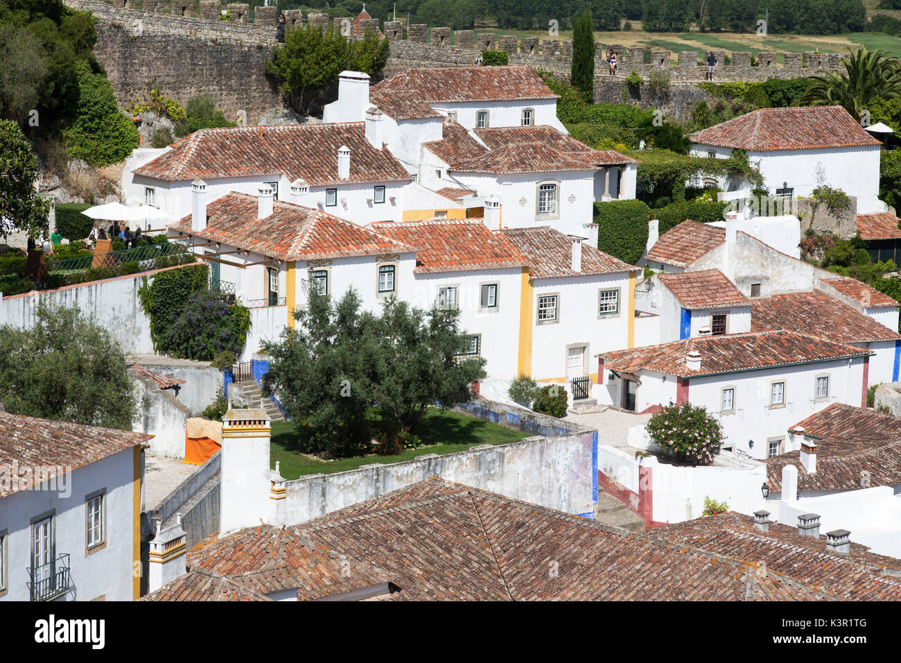 Vista superiore dell'antico borgo fortificato di Obidos e tipici tetti in terracotta Oeste Distretto Leiria Portogallo Europa Foto Stock