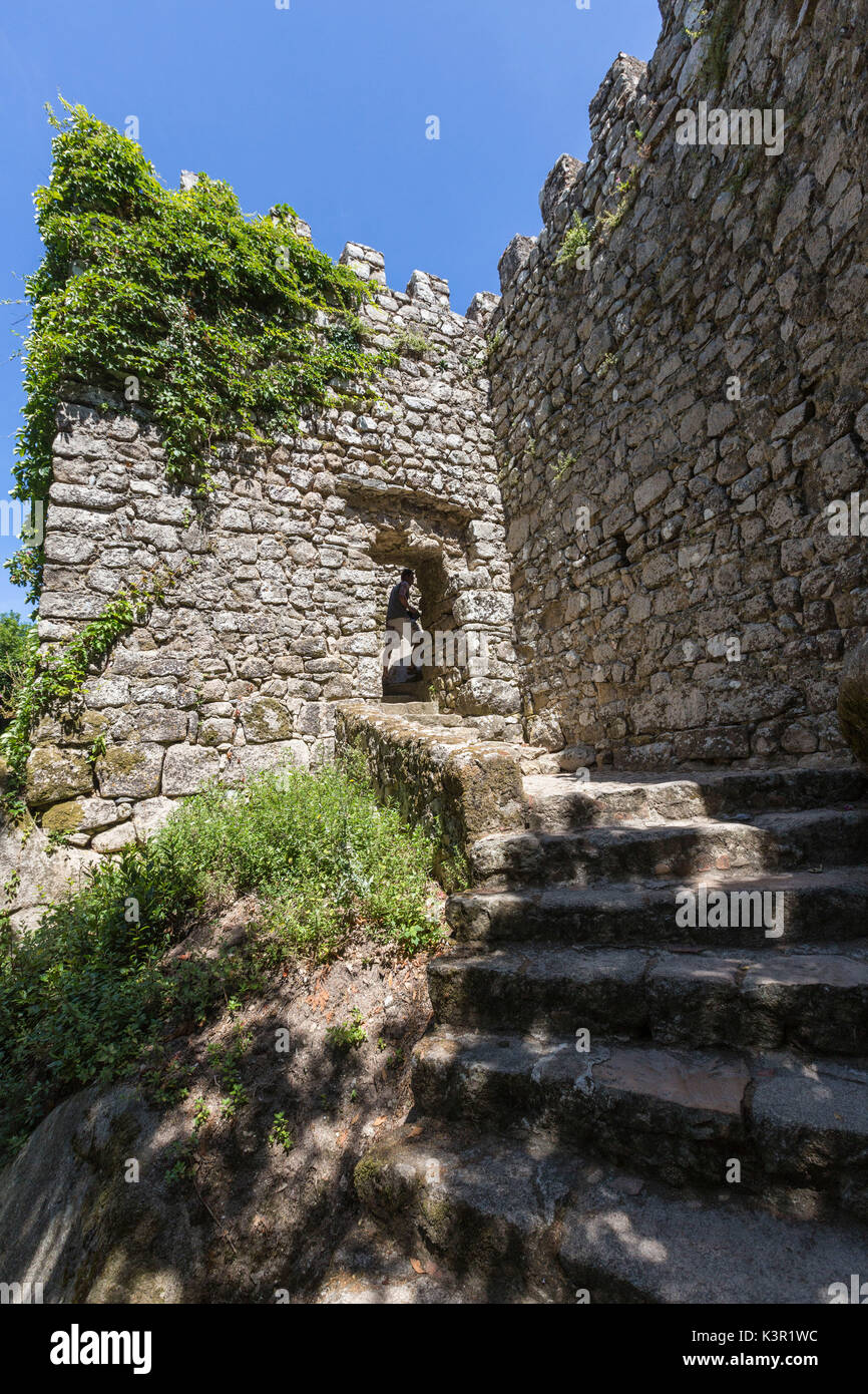 Le antiche mura del medievale Castelo dos Mouros Sintra comune del distretto di Lisbona Portogallo Europa Foto Stock