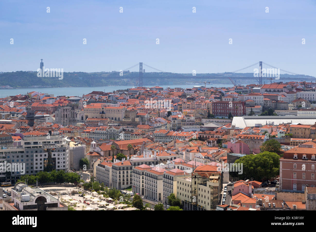 Vista città con il Ponte 25 de Abril in uno sfondo di il più grande ponte sospeso nel mondo Lisbona Portogallo Europa Foto Stock