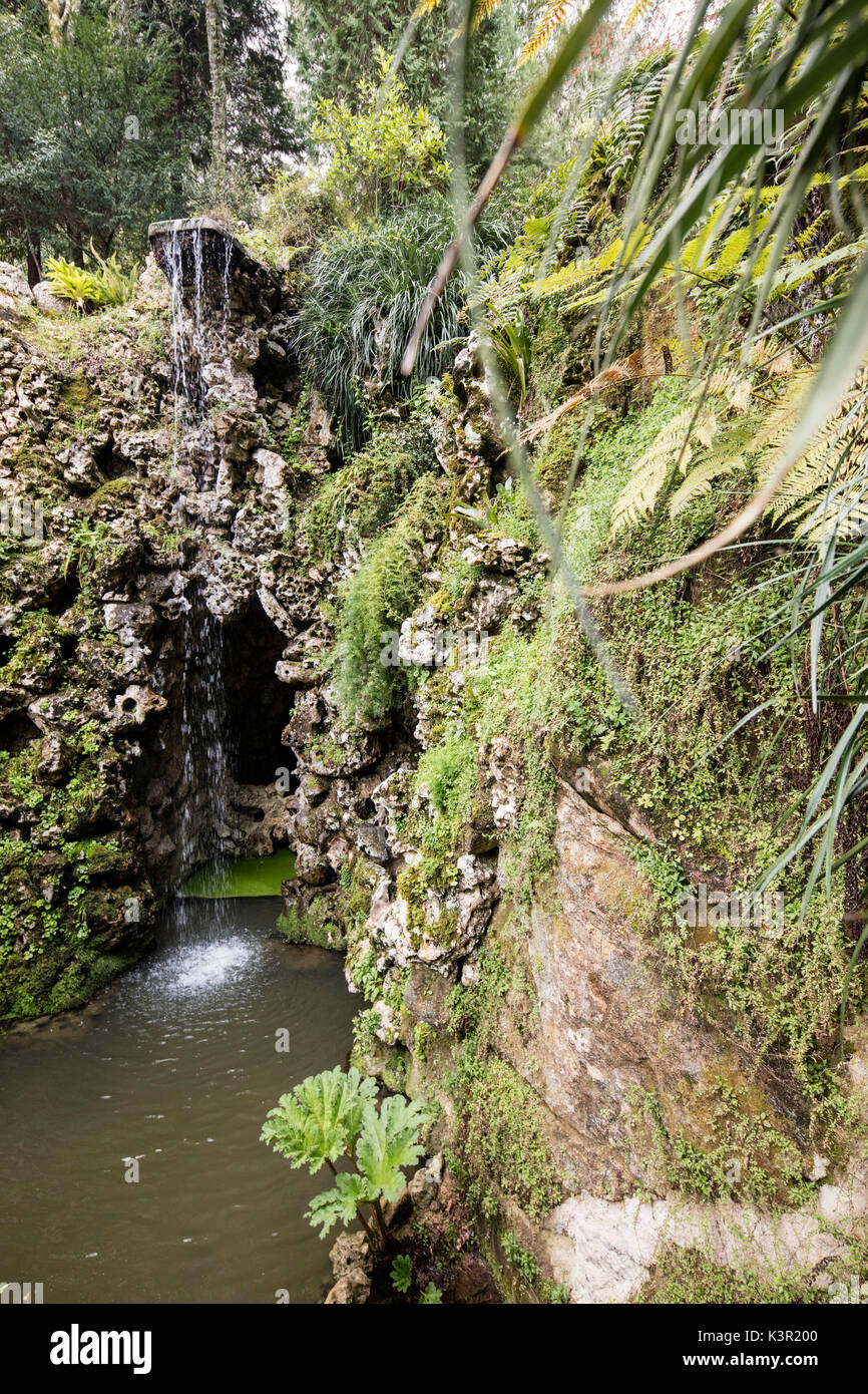Lago di cascate e grotte all interno del parco di di Quinta da Regaleira un Sito Patrimonio Mondiale dell'Unesco Sintra Portogallo Europa Foto Stock