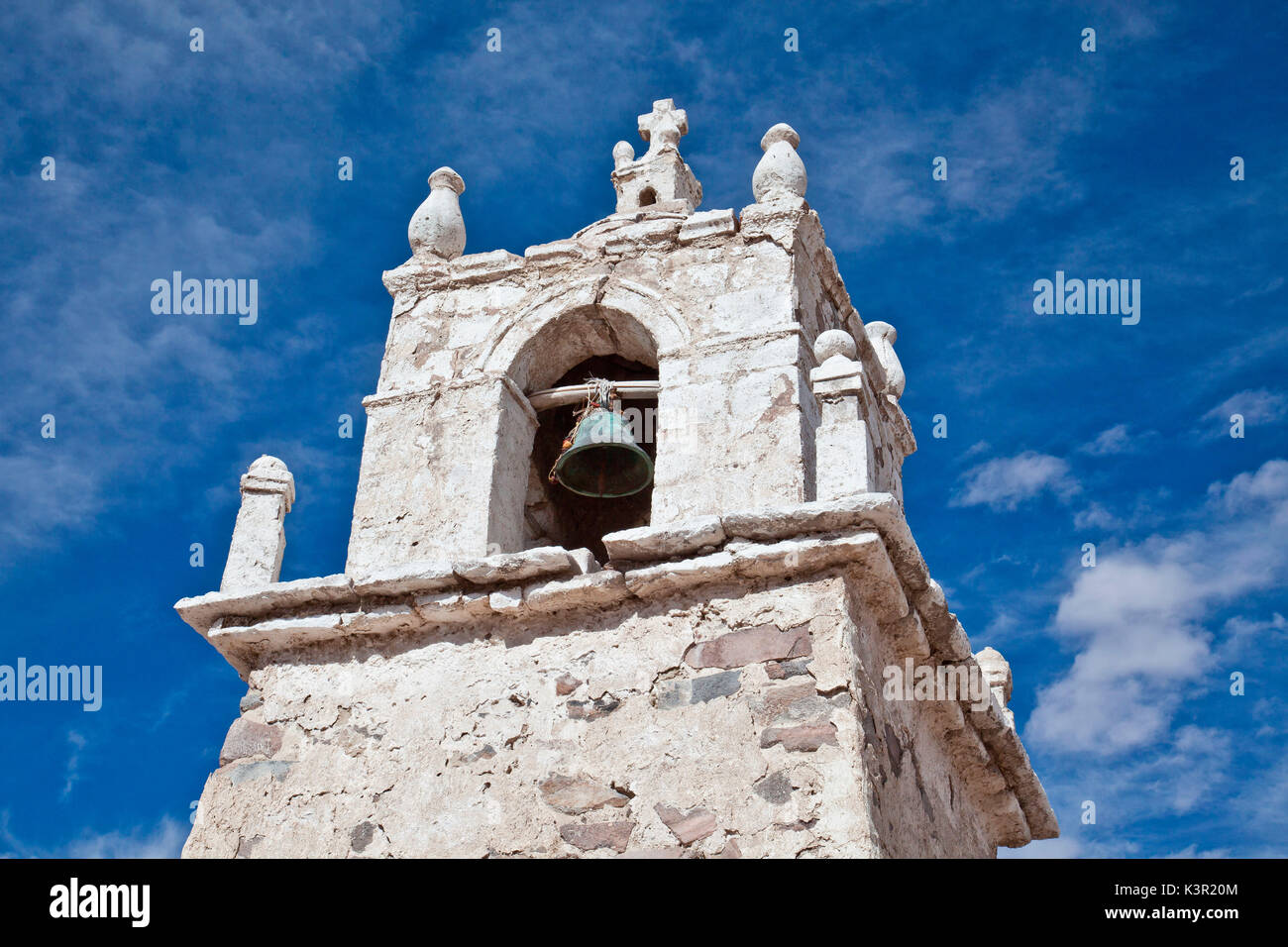 Vista sulla chiesa antica torre di Guallatire all'interno della riserva nazionale Las Vicunas Cile. America del Sud Foto Stock
