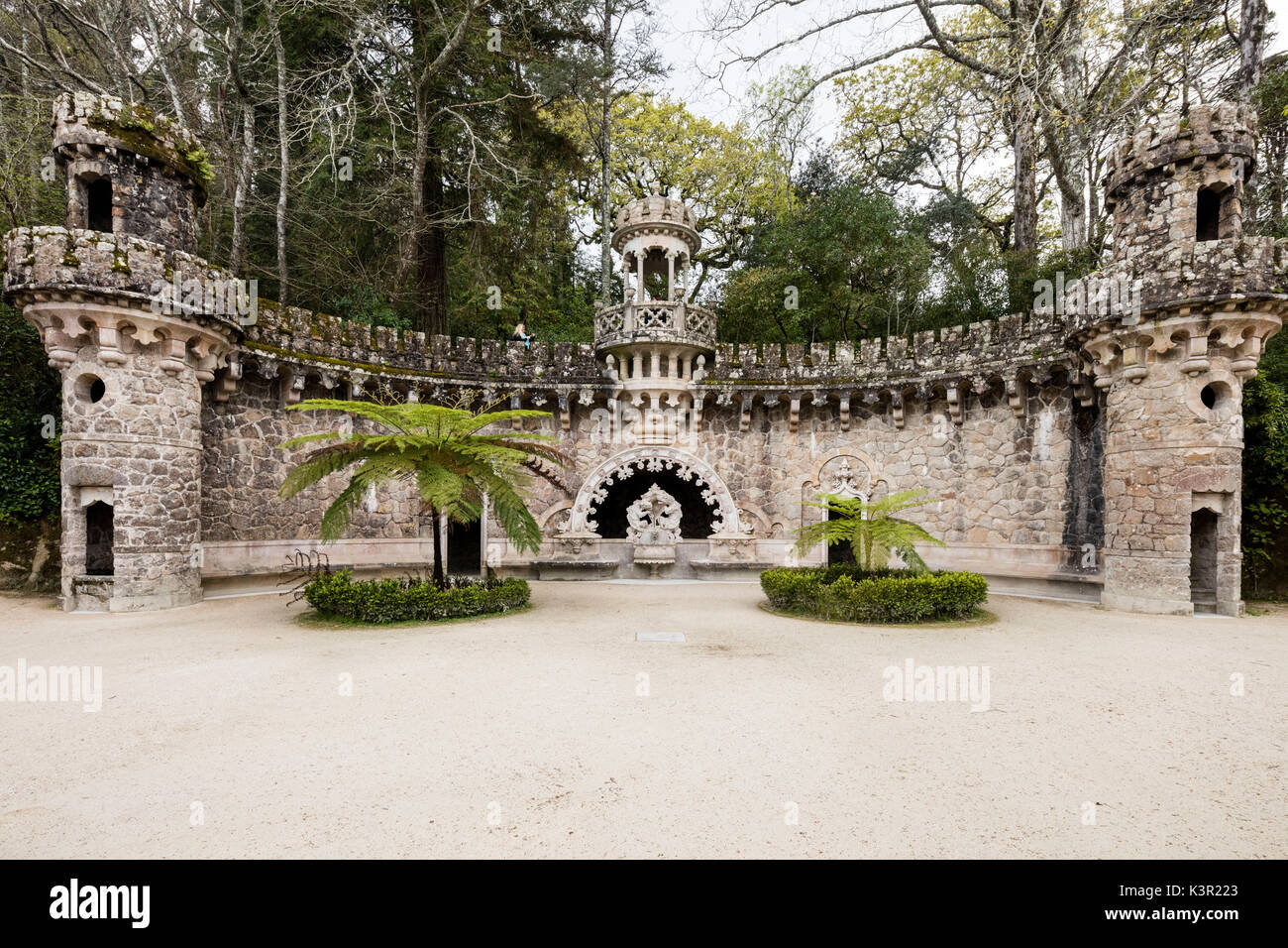 L'antico portale dei guardiani presso il padiglione centrale della Quinta da Regaleira station wagon Sintra Portogallo Europa proprietà Foto Stock