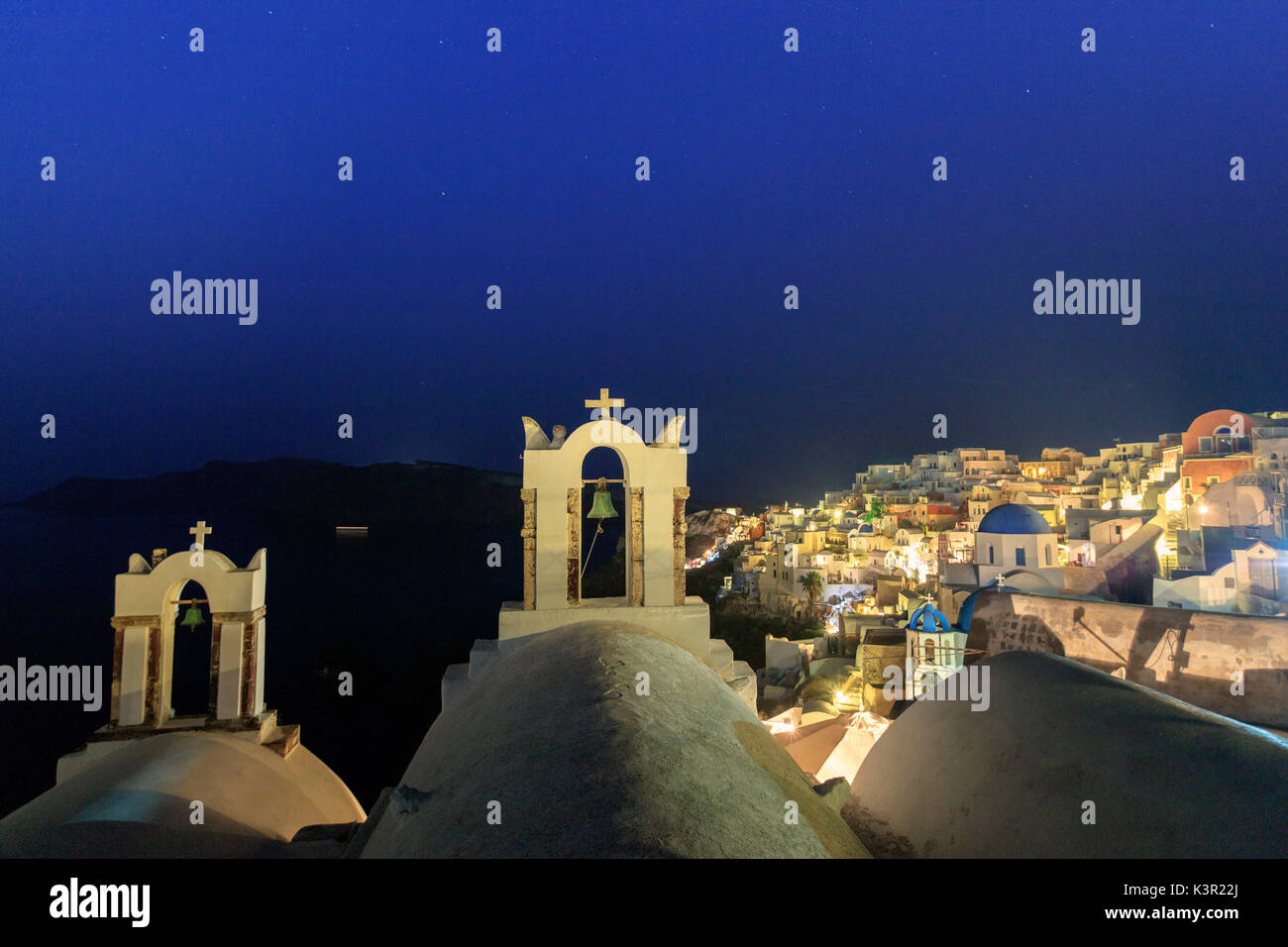 Vista notturna di Oia con il bianco chiese e case e sul blu del Mar Egeo come simboli di Grecia Santorini Cyclades Grecia Europa Foto Stock