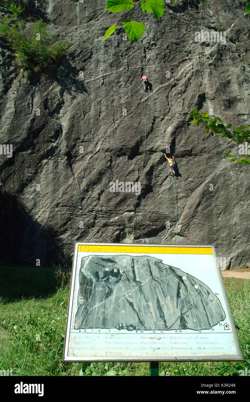 Pannelli illustrano gli arrampicatori circa le vie di arrampicata tracciate sul Sasso Remenno boulder noto di arrampicatori da tutto il mondo. La Valtellina. Lombardia in Europa Foto Stock