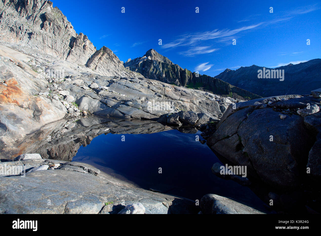 Il piccolo lago di Vazzeda nascosto tra le rocce ai piedi del ghiacciaio Vazzeda. La Valmalenco. La Valtellina in Lombardia. Italia Europa Foto Stock