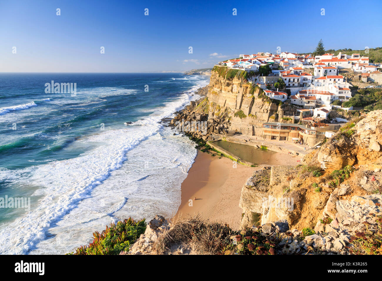 Vista superiore dell'oceano onde che si infrangono sulle alte scogliere di Azenhas do Mar Sintra Portogallo Europa Foto Stock