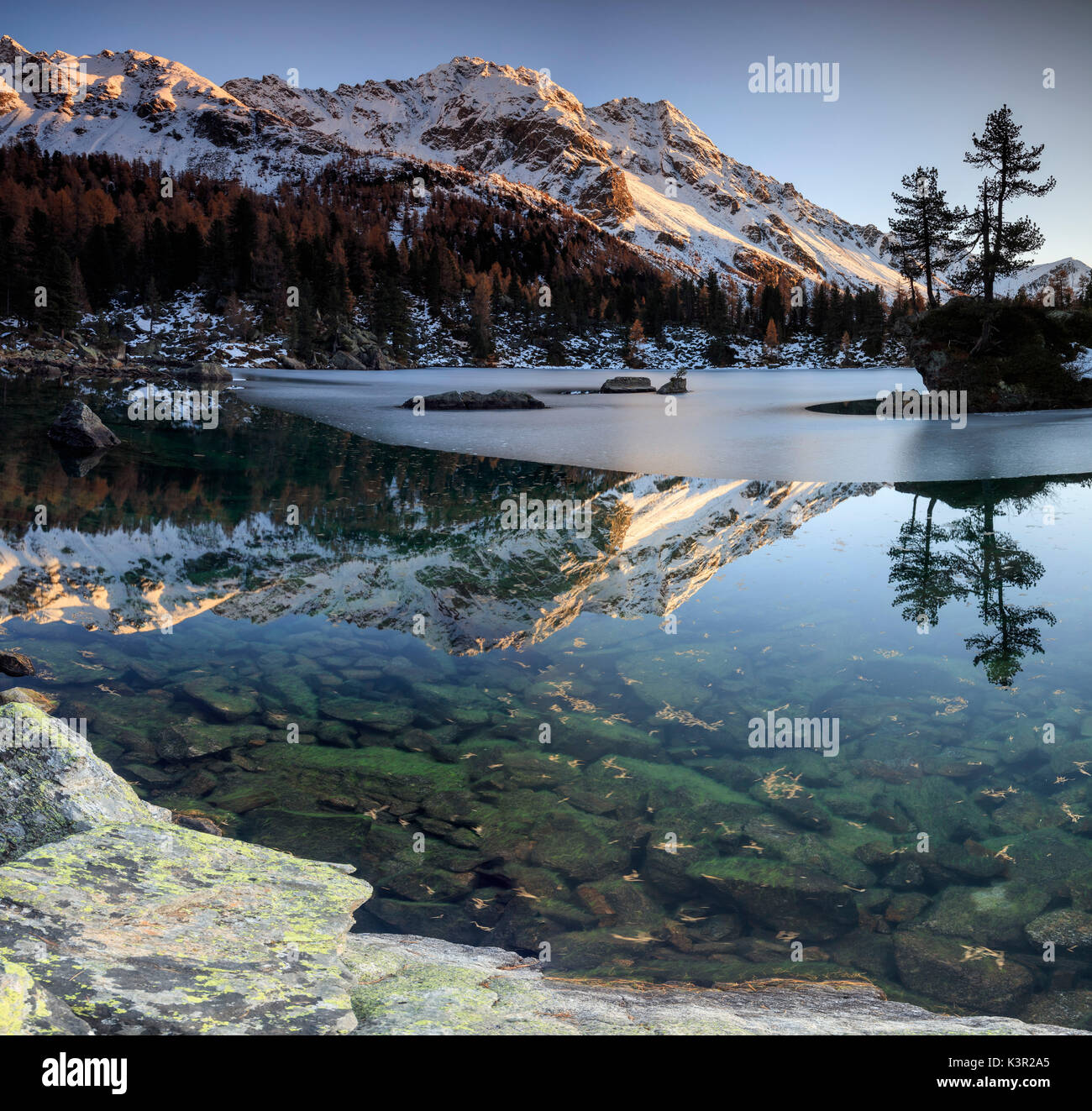 Autunno riflessi al Lago Saoseo ancora parzialmente congelato valle di Poschiavo Cantone dei Grigioni Svizzera Europa Foto Stock
