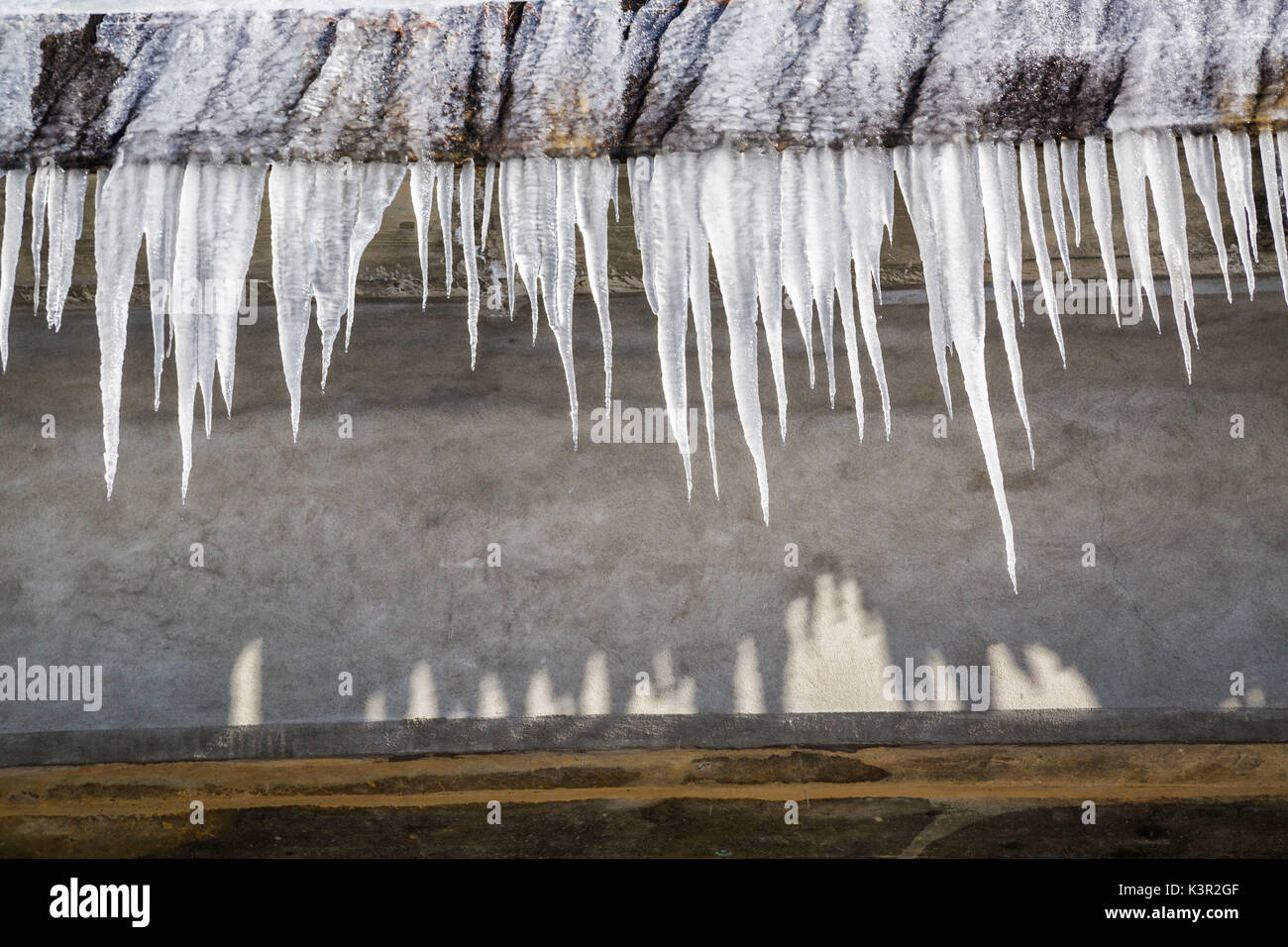 Il ghiaccio sui tetti delle case del piccolo villaggio di Mulegns Val Sursette Cantone dei Grigioni Svizzera Europa Foto Stock