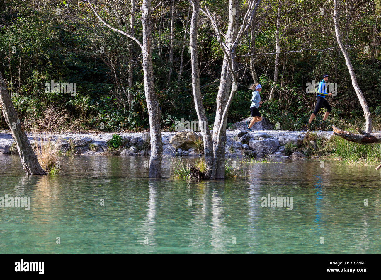 I corridori avventura nel bosco circondata da acque chiare di una piscina naturale Mello Valley Valtellina Lombardia Italia Europa Foto Stock
