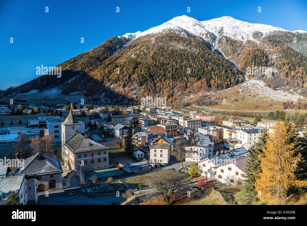 Vista di Zernez villaggio circondato da boschi e vette innevate Bassa Engadina Canton Grigioni Svizzera Europa Foto Stock