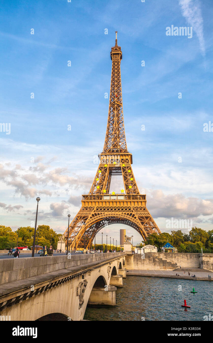 La Torre Eiffel e al fiume Senna Champ de Mars Parigi Francia Europa Foto Stock