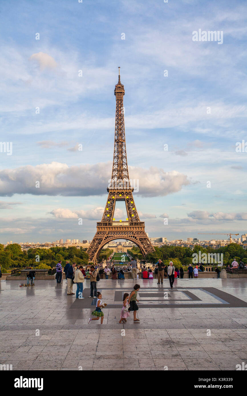 La Torre Eiffel Champ de Mars Parigi Francia Europa Foto Stock