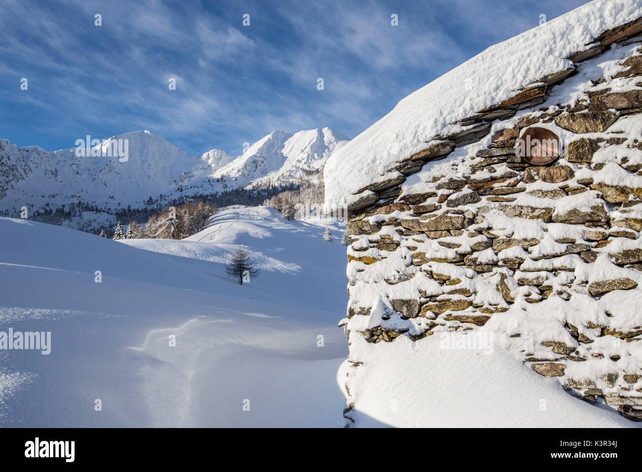 Coperta di neve rifugio dopo una nevicata Motta di Olano Gerola Alta Valtellina Alpi Orobie Lombardia Italia Europa Foto Stock