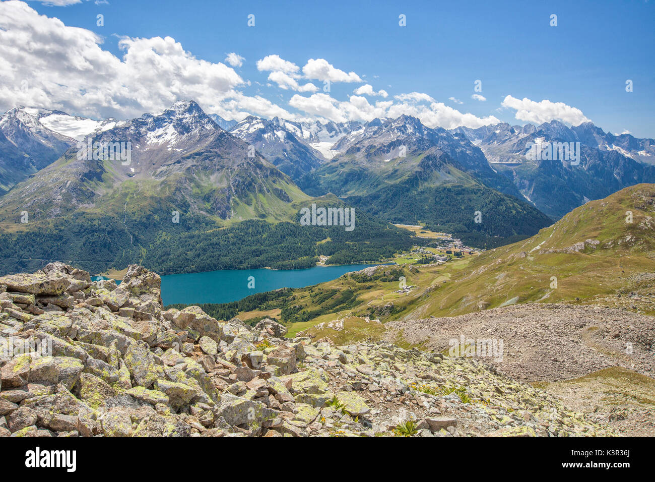 Vista dall'alto del lago di Sils con cime innevate sullo sfondo Engadina Canton Grigioni Svizzera Europa Foto Stock