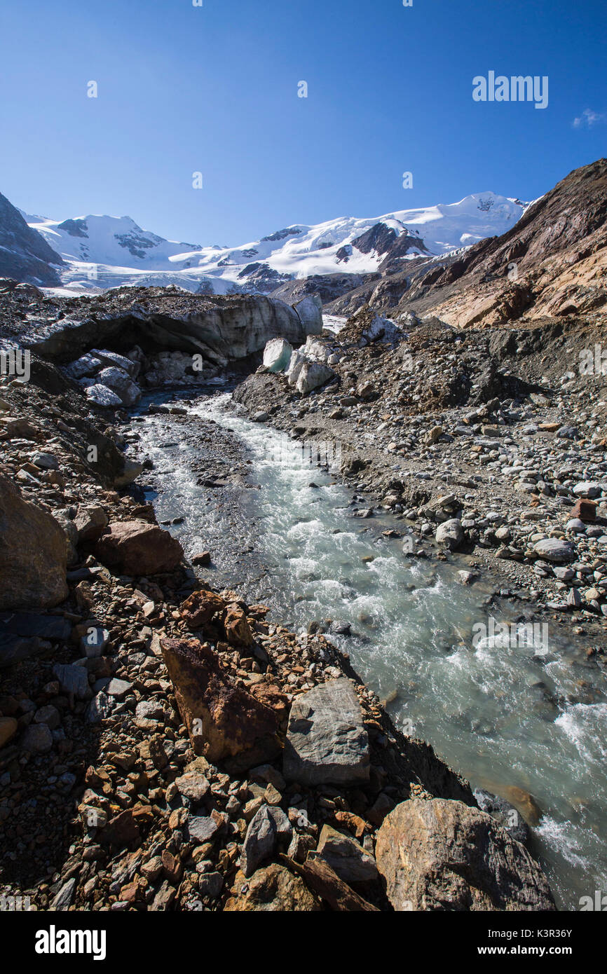 Mountain Creek con picchi di San Matteo e i Cadini in background Forni Valley Valtellina Lombardia Italia Europa Foto Stock