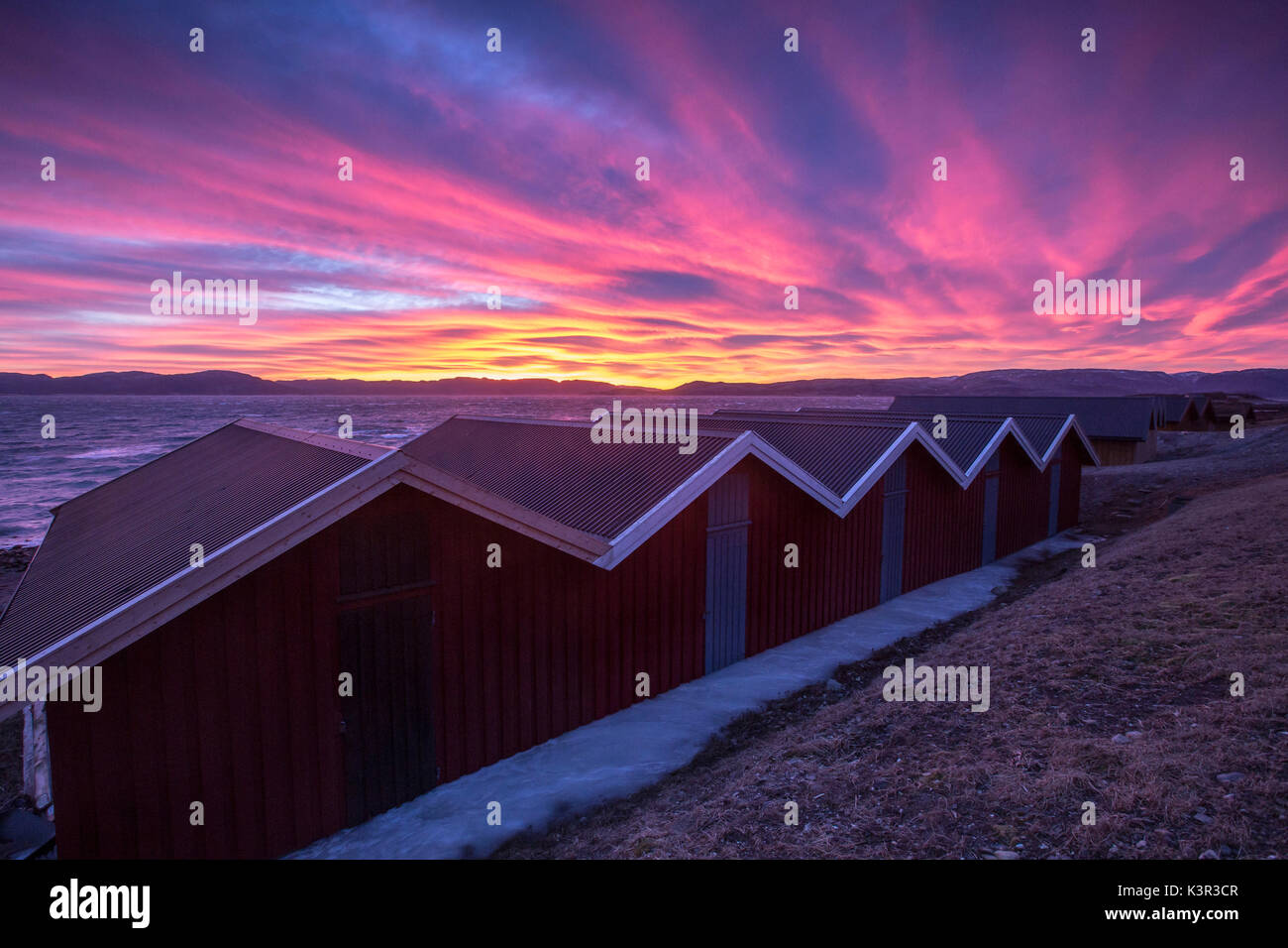 I colori dell'alba illumina le case dei pescatori Ørland Brekstad Trøndelag Norvegia Europa Foto Stock
