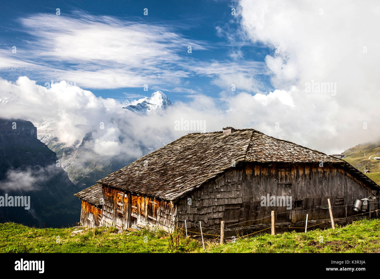 Capanna di legno con il Monte Eiger in background prima di Grindelwald Oberland Bernese Cantone di Berna in Svizzera Europa Foto Stock