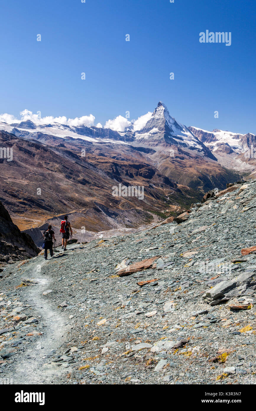 Gli escursionisti di procedere verso il Cervino. Zermatt Cantone del Vallese Pennine Svizzera Europa Foto Stock