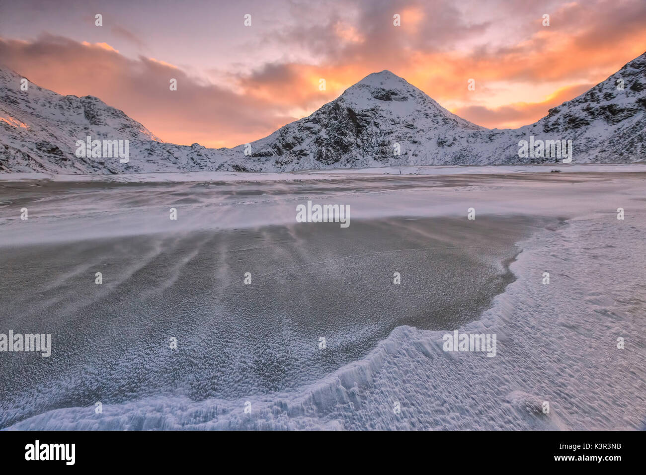 Il vento soffia sul mare a freddo di Uttakleiv all'alba. Isole Lofoten in Norvegia Europa Foto Stock