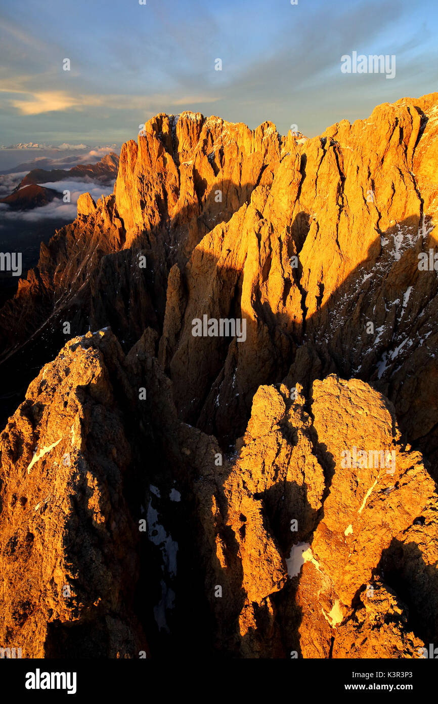 Riprese aeree del Sassolungo e Sassopiatto al tramonto. Gruppo Sella Val Gardena. Dolomiti Trentino Alto Adige Italia Europa Foto Stock