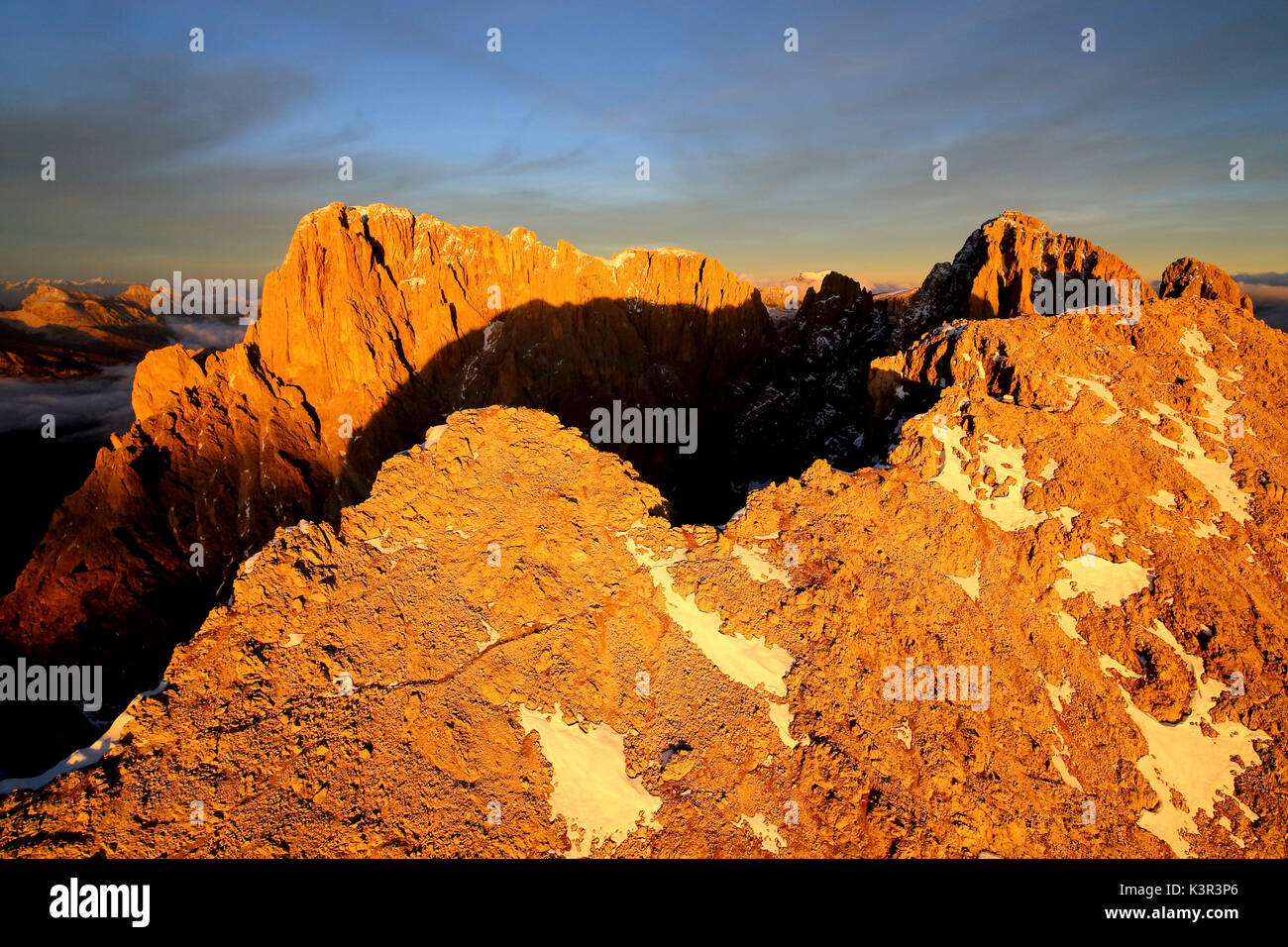 Riprese aeree del Sassolungo e Sassopiatto al tramonto. Gruppo Sella Val Gardena. Dolomiti Trentino Alto Adige Italia Europa Foto Stock