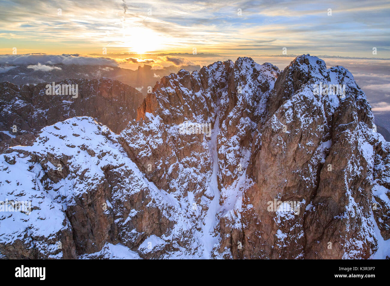 Riprese aeree del Sassolungo al tramonto. Gruppo Sella Val Gardena. Dolomiti Trentino Alto Adige Italia Europa Foto Stock