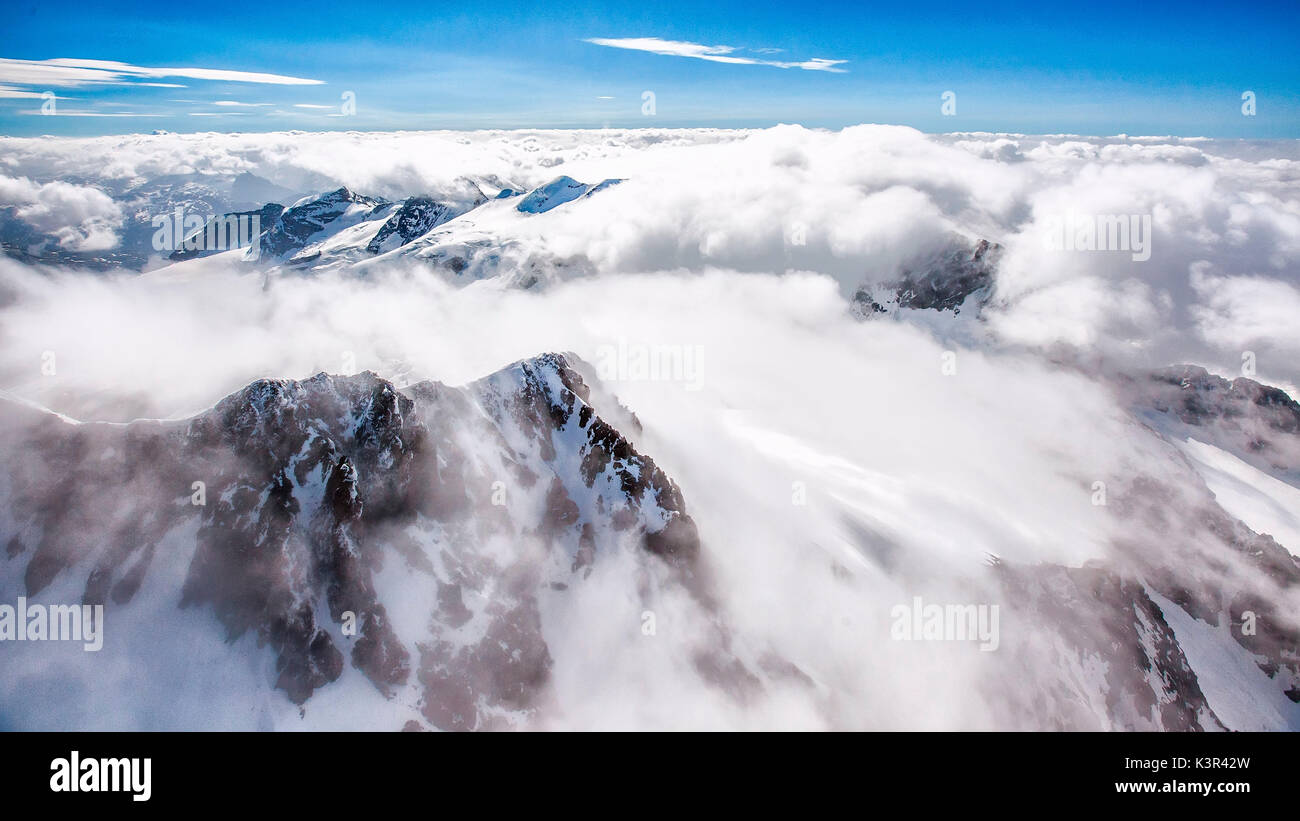 Vista aerea del Piz Bernina coperto di nuvole, Valmalenco, Valtellina, Italia Foto Stock