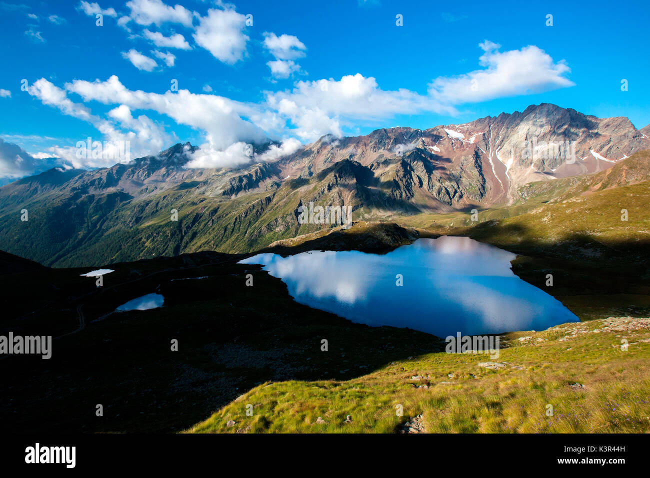 Il contrasto di luci e ombre sul Lago Nero nella valle di Messi Valcamonica, Lombardia Italia Europa Foto Stock