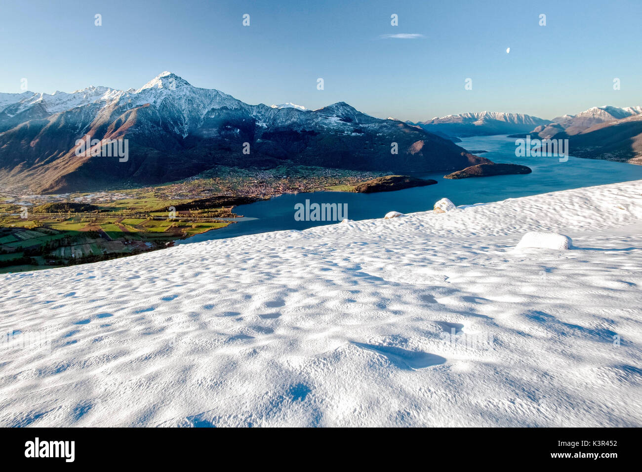 La neve brilla illuminato dai primi raggi del sole del giorno sui monti di Montemezzo. Lombardia, Italia Europa Foto Stock