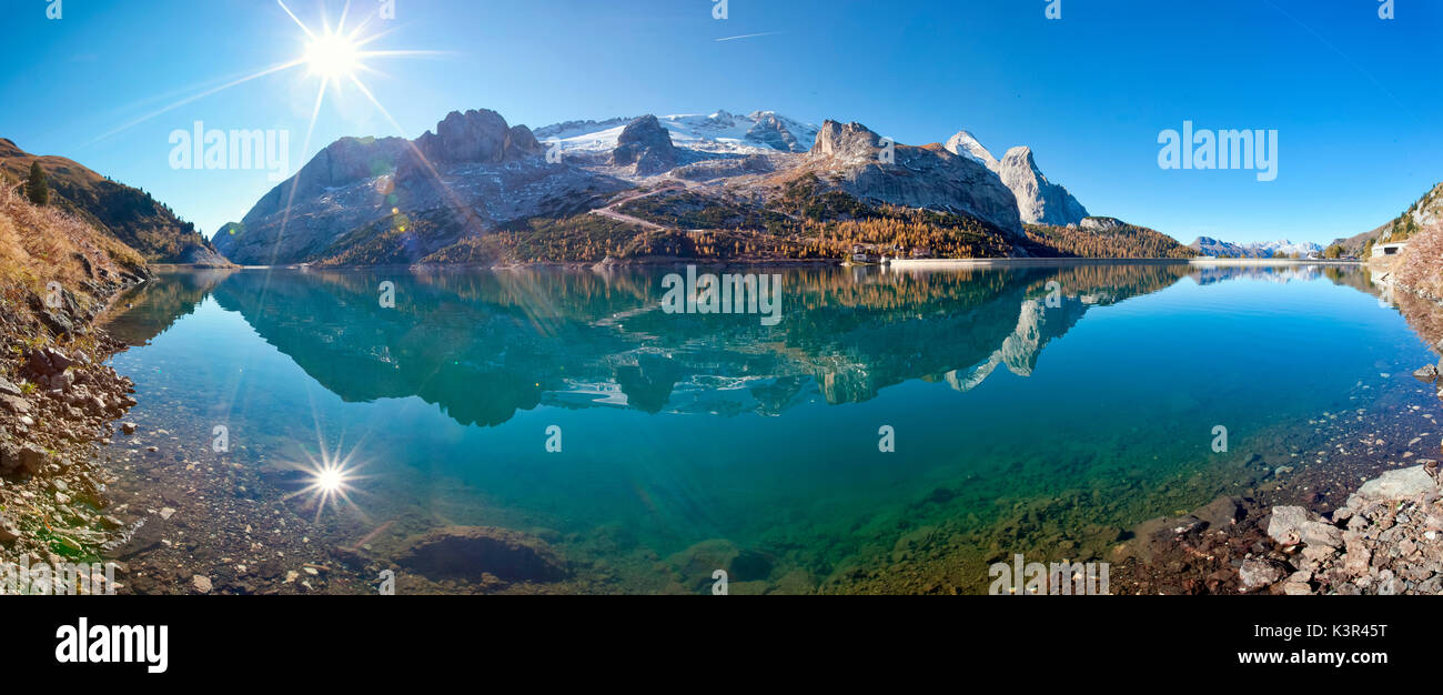 Una panoramica del Lago di Fedaia in una mattina autunnale - Dolomiti, Italia Foto Stock