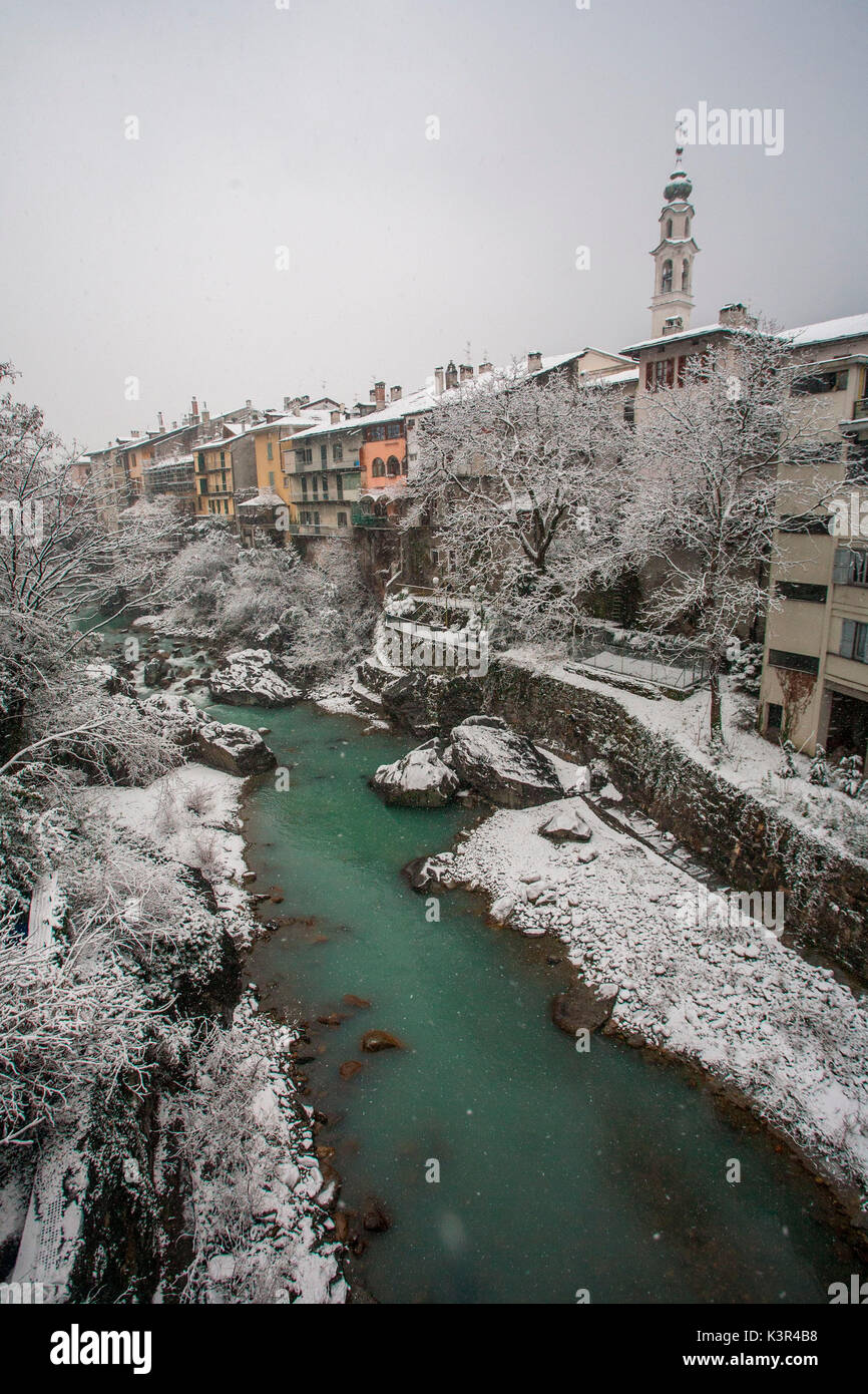Val Chiavenna, rio Mera a Chiavenna sotto la neve, Lombardia, Italia Foto Stock