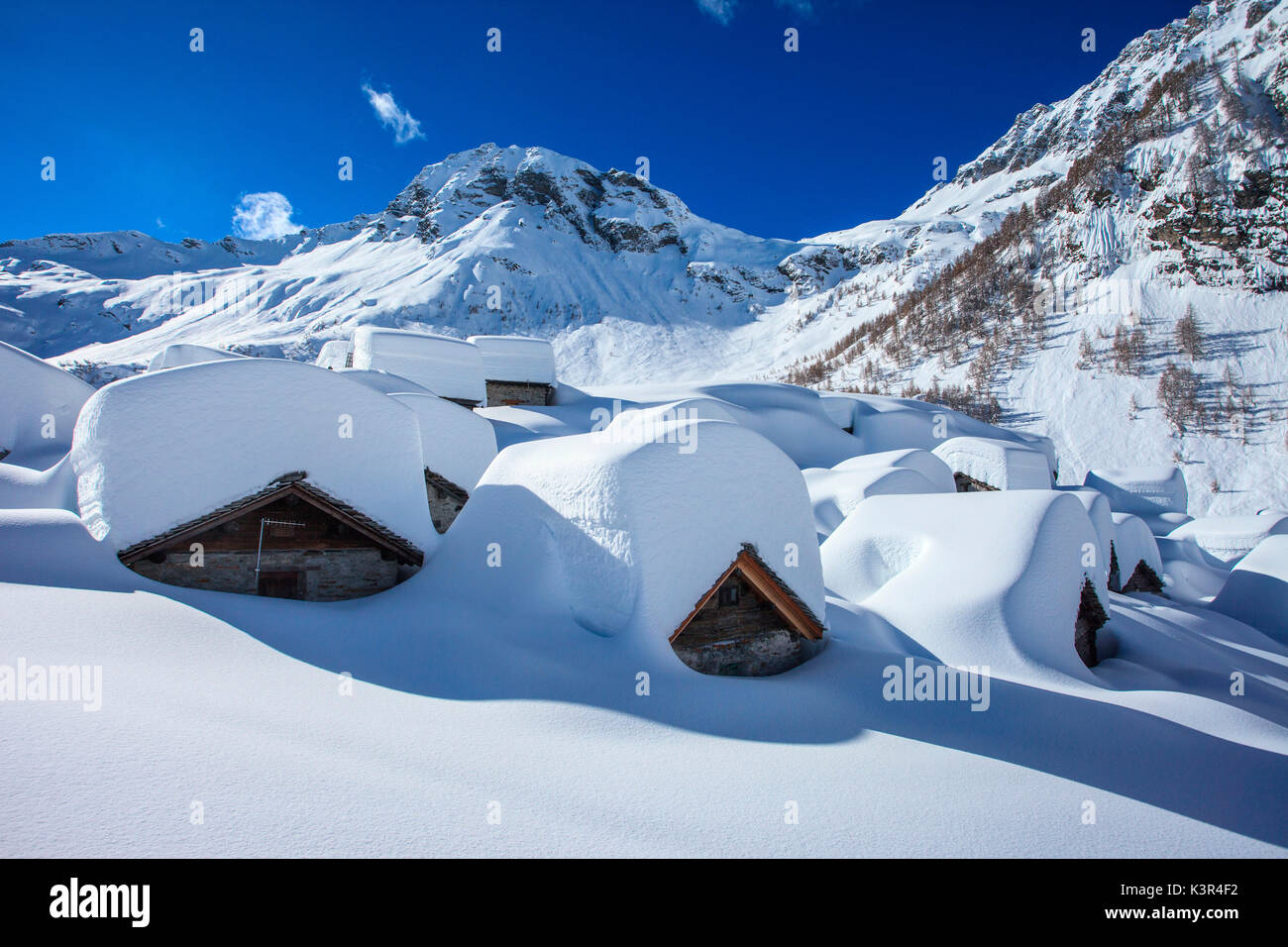 Val Chiavenna, Lombardia, nevoso inverno a Lendine alp, Valtellina, Italia Foto Stock