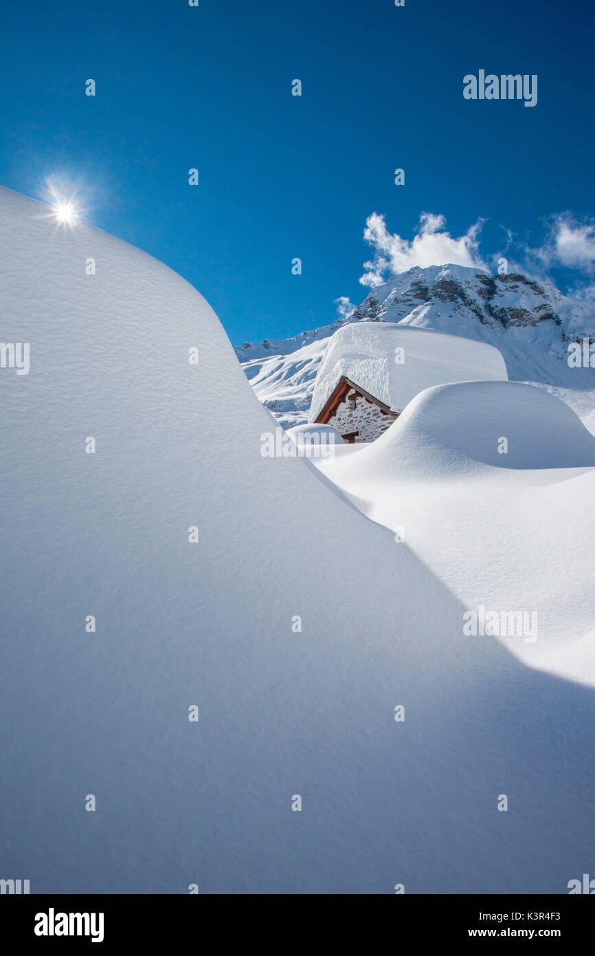 La Valtellina, Lombardia, snowy chalet a Lendine alp, Val Chiavenna, Italia Foto Stock