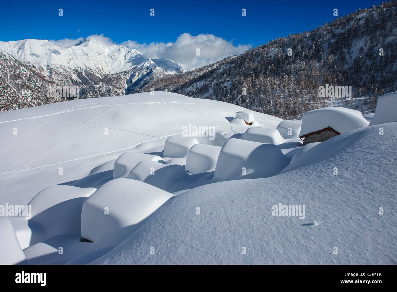 Lombardia, nevoso inverno a Lendine alp a Chiavenna valley, Valtellina, Italia Foto Stock