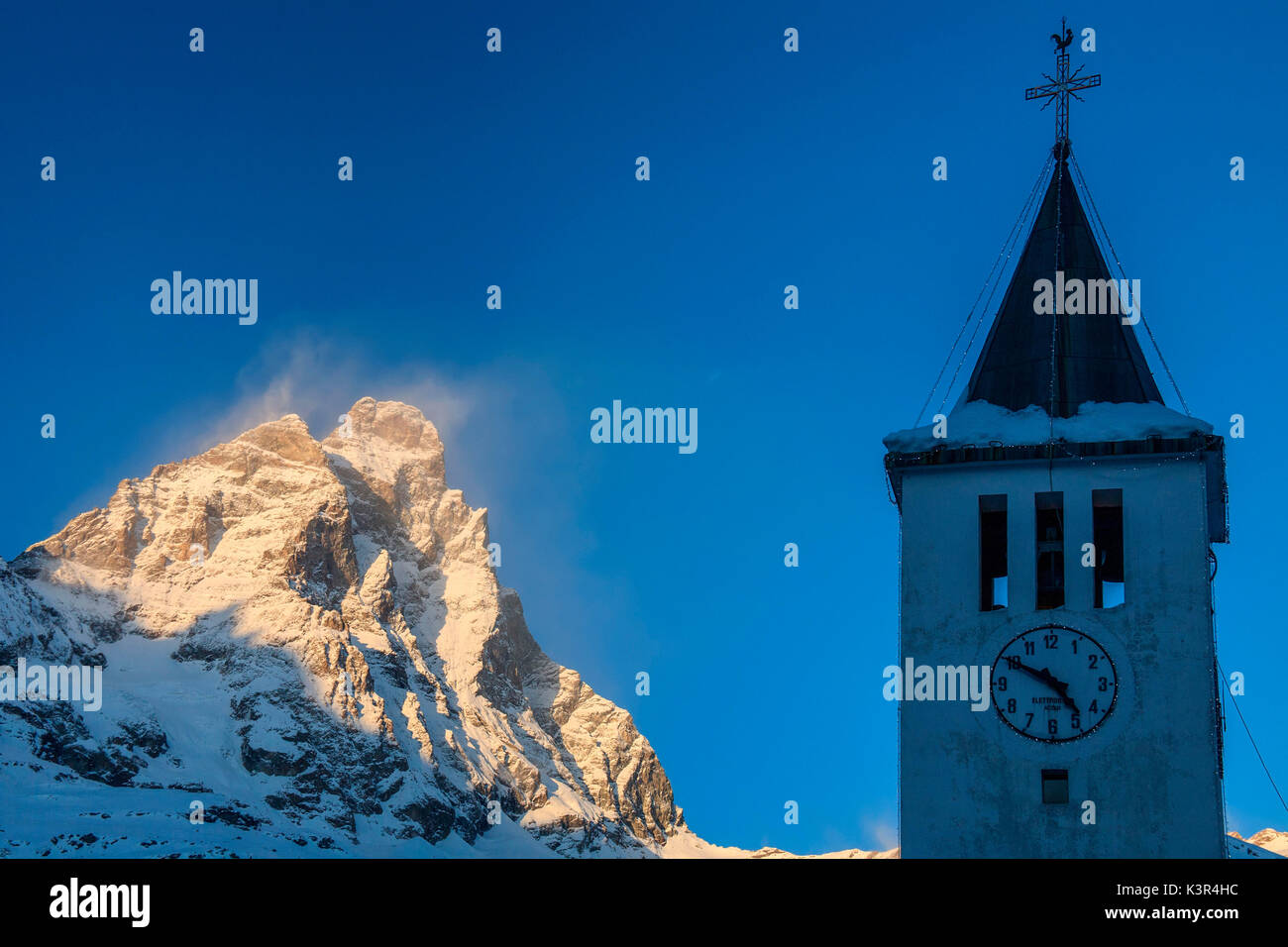 Torre della chiesa di Cervinia, sullo sfondo il vento che soffia sul Cervino, Valtournenche, Valle d'Aosta, Italia, Europa Foto Stock