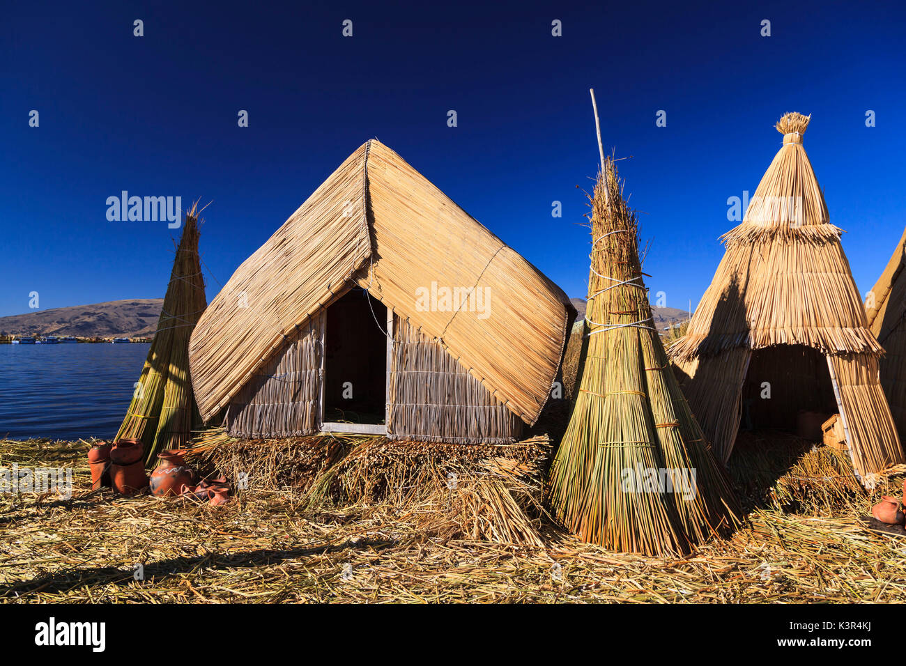 Uros isole galleggianti sul lago Titicaca a riva, Puno, Perù Foto Stock