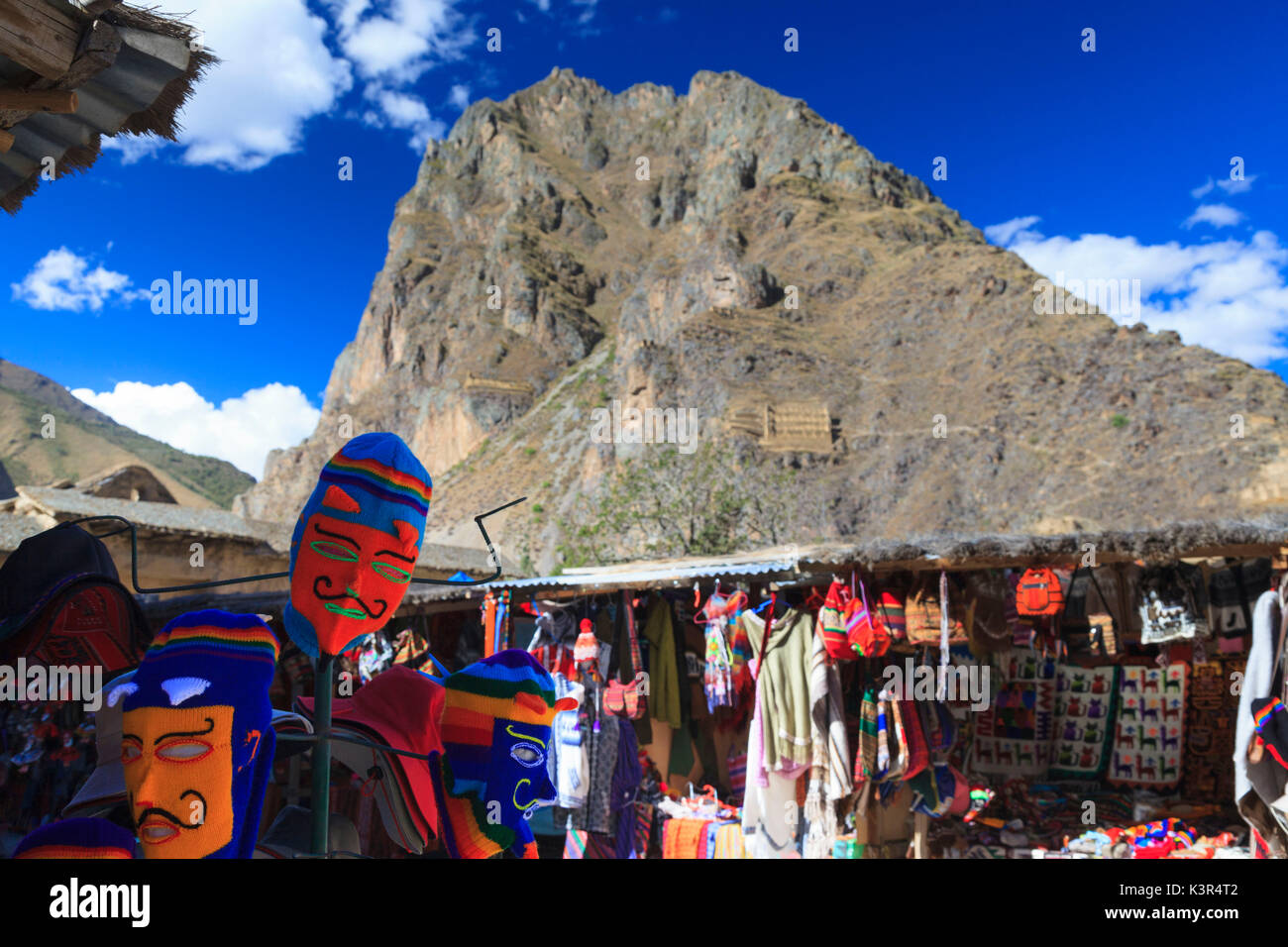 Mercato di Ollantaytambo, Valle Sacra, provincia di Cuzco, Perù, Sud America Foto Stock