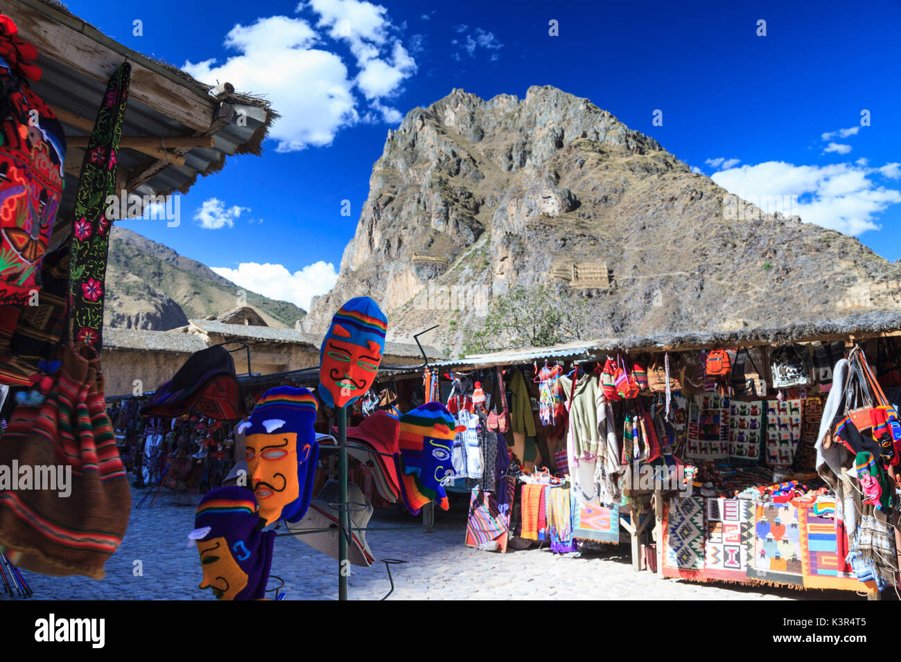 Mercato di Ollantaytambo, Valle Sacra, provincia di Cuzco, Perù, Sud America Foto Stock