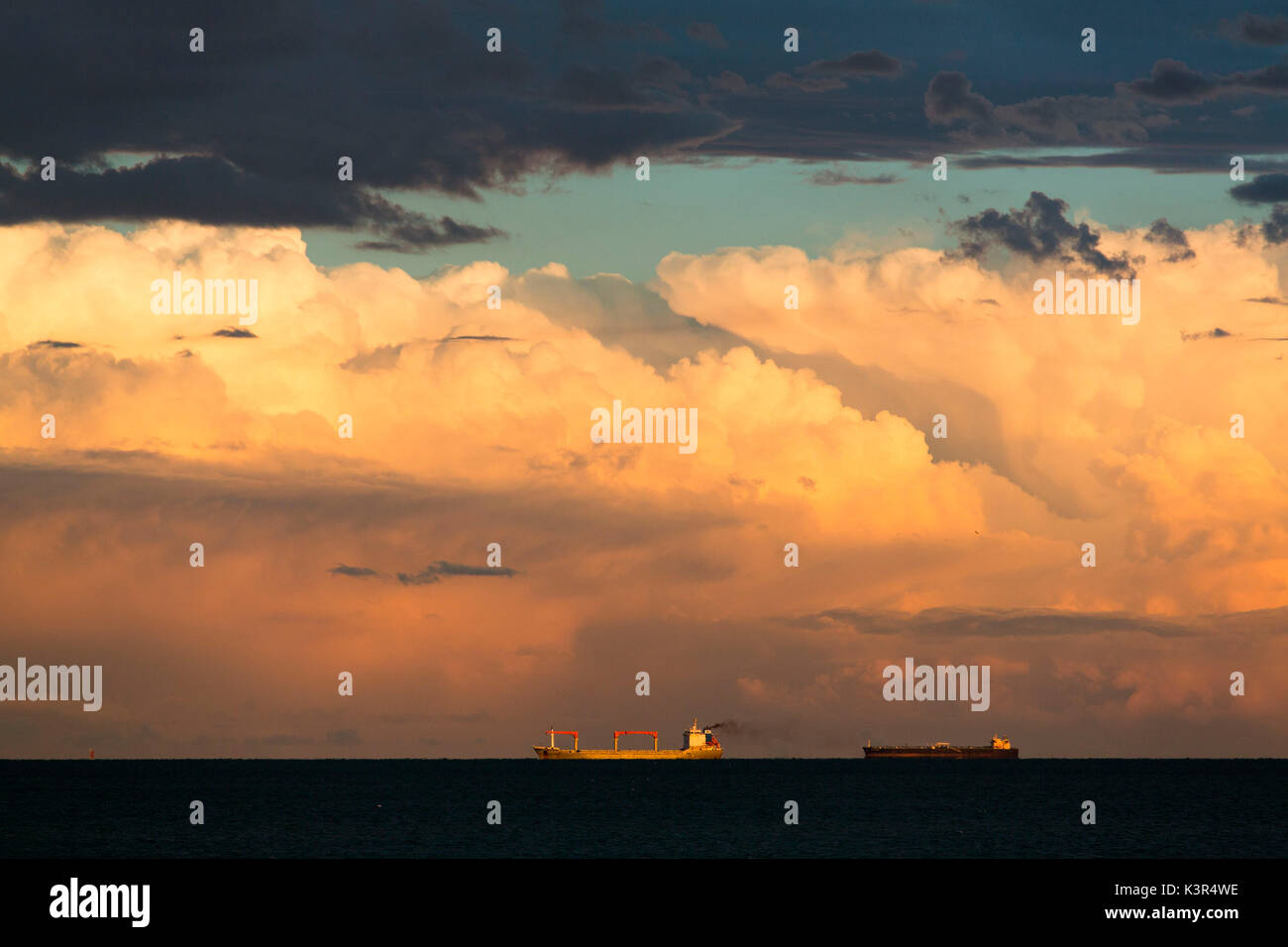 Adriatico tramonto dal Lido di Venezia. Venezia, Veneto, Italia. Foto Stock