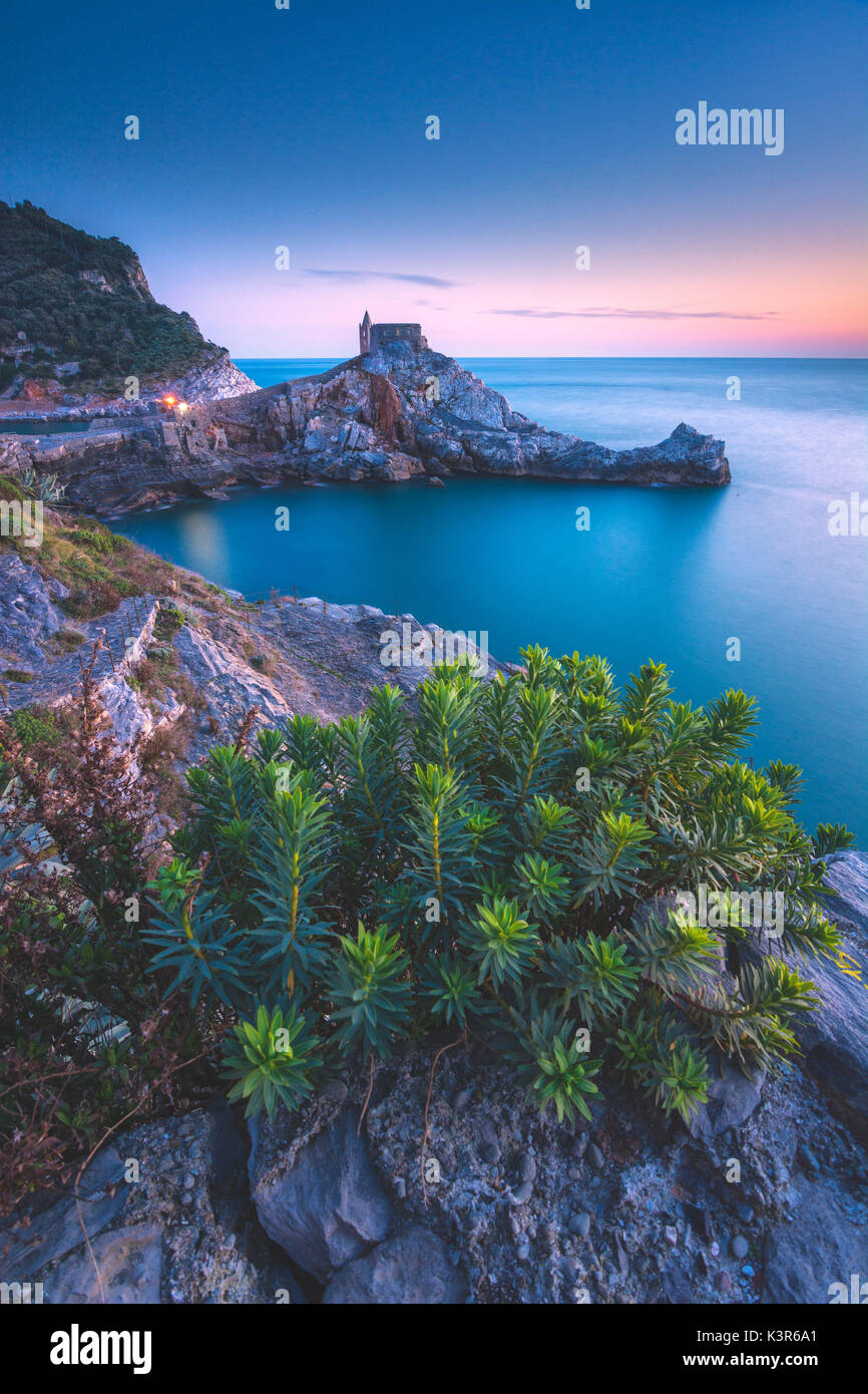 Il Golfo dei Poeti di Portovenere, una serata primaverile, appena dopo il tramonto la provincia di La Spezia, Liguria Foto Stock