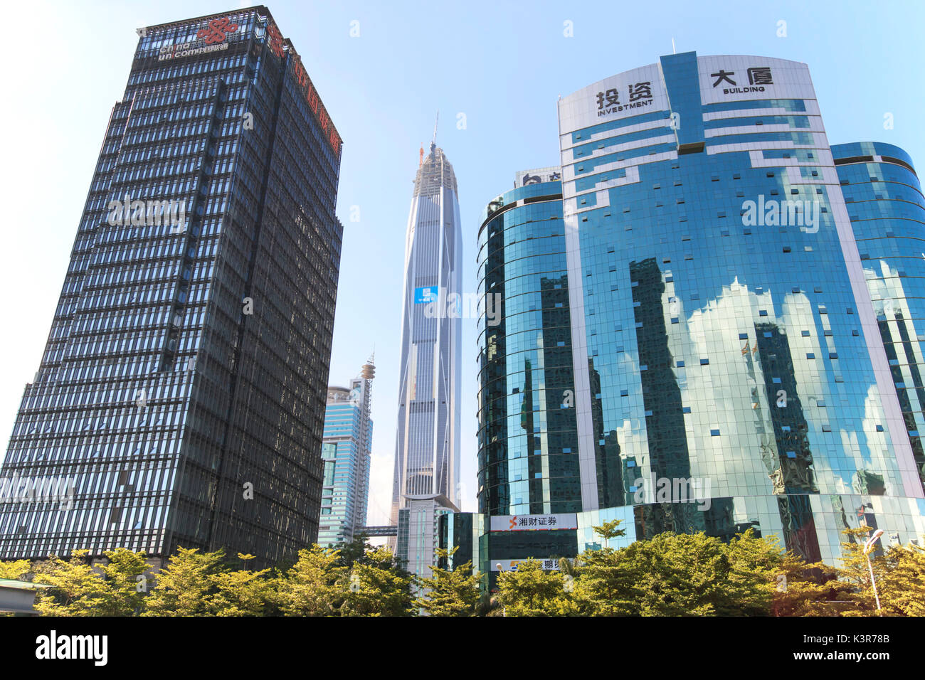 Lo skyline di Shenzhen come visto dal palazzo della Borsa con il Ping Un IFC, il più alto edificio della città, su sfondo, Cina Foto Stock