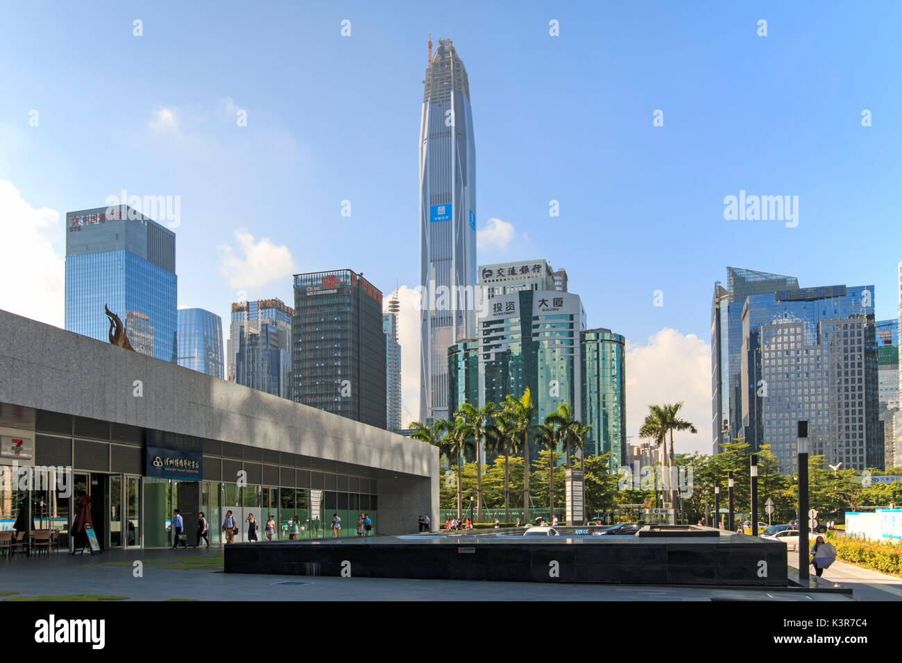 Lo skyline di Shenzhen come visto dal palazzo della Borsa con il Ping Un IFC, il più alto edificio della città, su sfondo, Cina Foto Stock