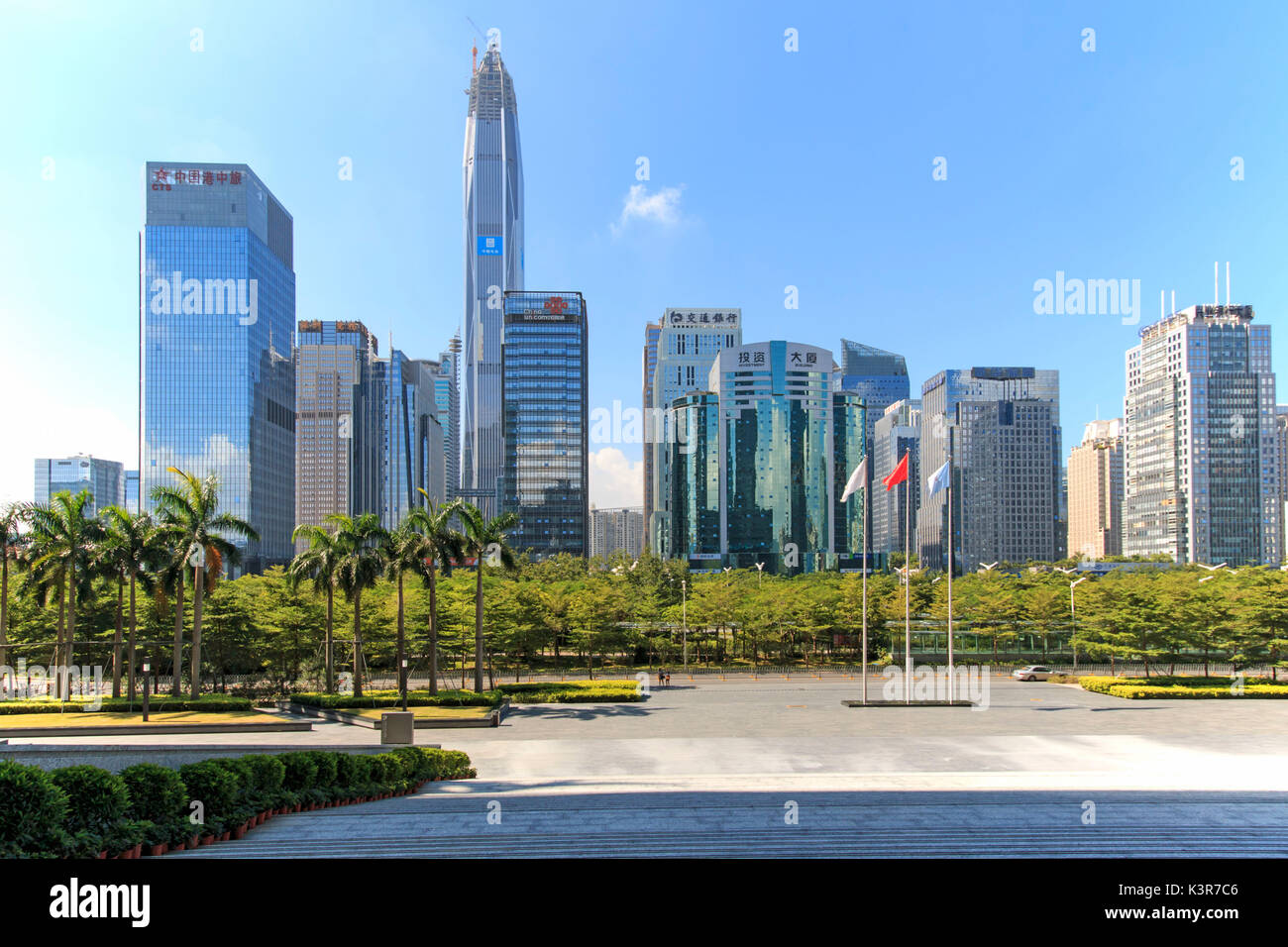 Lo skyline di Shenzhen come visto dal palazzo della Borsa con la KK100, il secondo edificio più alto della città, su sfondo, Cina Foto Stock