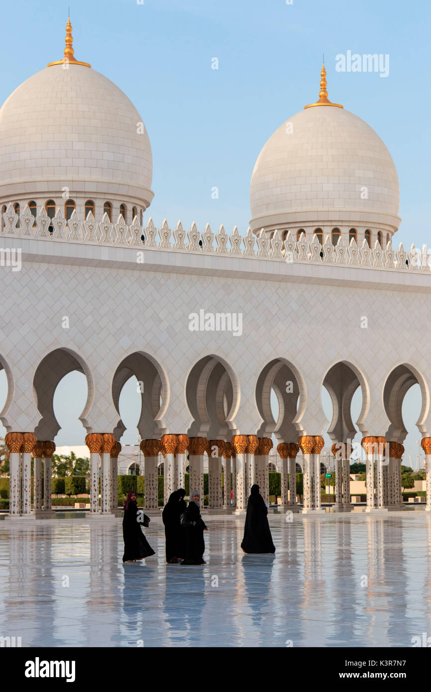 Abu Dhabi, Regno Emirato arabo. Le donne di camminare sulla Sheikh Zayed Grande moschea Foto Stock