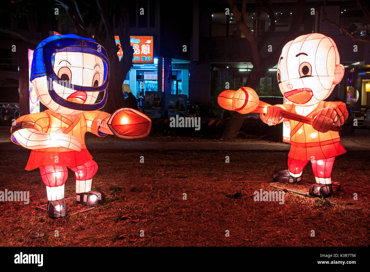 Kaohsiung, Taiwan. Lanterna di carta presso il fiume amante di Kaohsiung, Taiwan, per celebrare il nuovo anno cinese. Il Capodanno cinese è un importante festival cinese ha celebrato presso la volta del calendario cinese. In Cina, è anche noto come il Festival di Primavera, la traduzione letterale del moderno nome cinese. Foto Stock