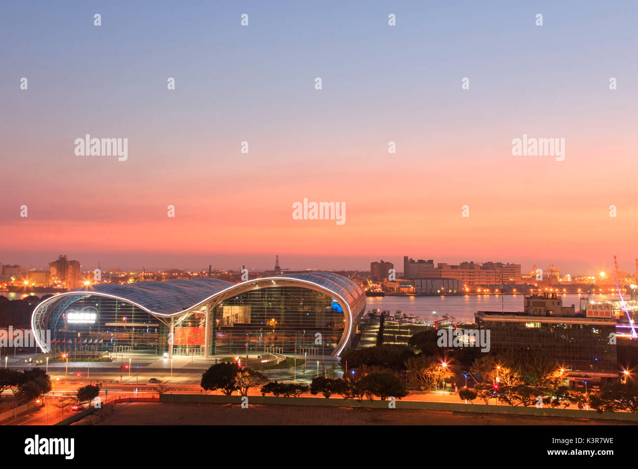 Kaohsiung, Taiwan. Sunset over il recentemente aperto Kaohsiung Exhibition Centre. Foto Stock